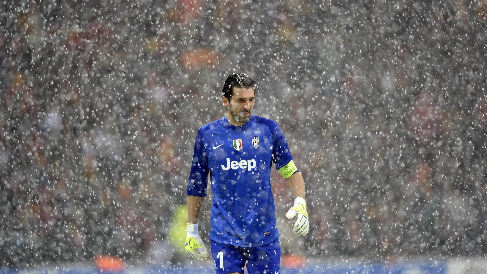 主帅关注场上节奏变化适时变阵应对调整精确体现经验老道